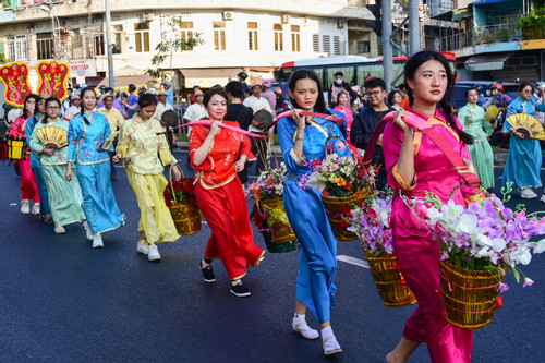 Gần 1.500 người TP.HCM tham gia diễu hành đường phố mừng Tết Nguyên tiêu