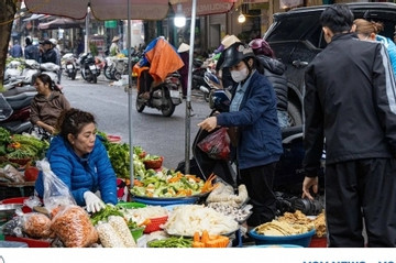 Hanoi’s market bustling for first full moon festival