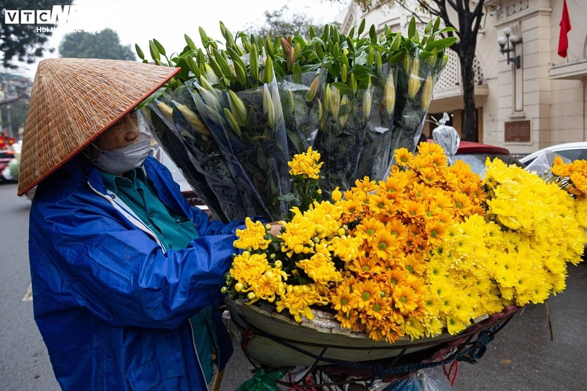 hanoi s market bustling for first full moon festival picture 3