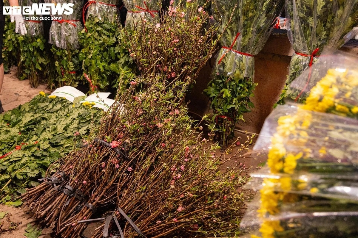 hanoi s market bustling for first full moon festival picture 5