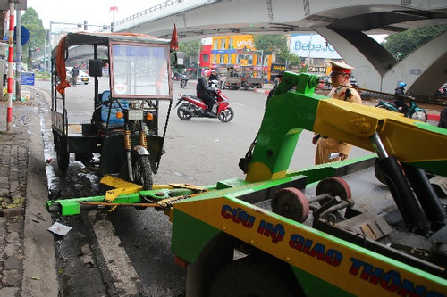 Xử lý tài xế giả danh thương binh lái xe 3 bánh tự chế ở Hà Nội