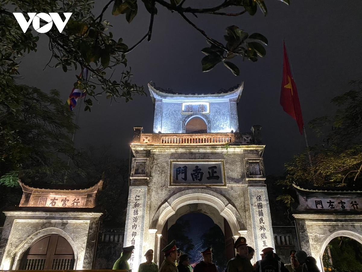 pilgrims line up through the night for tran temple s seal opening ceremony picture 1