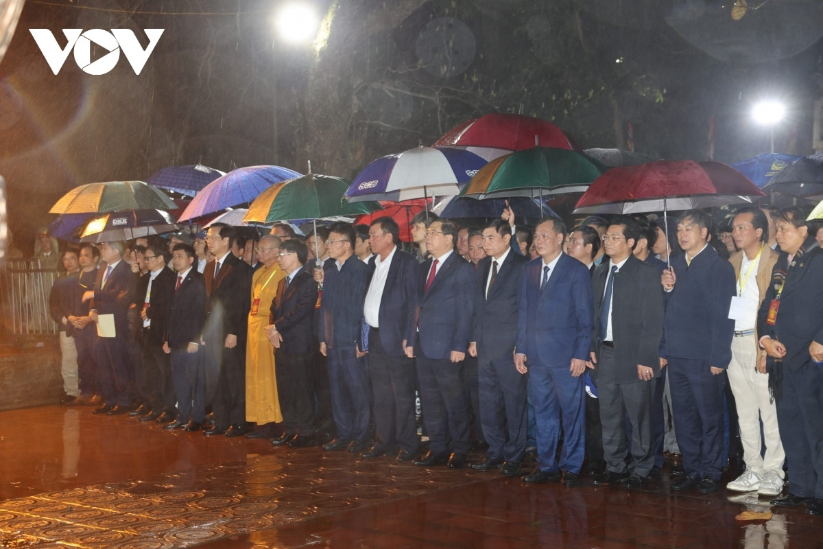 pilgrims line up through the night for tran temple s seal opening ceremony picture 2
