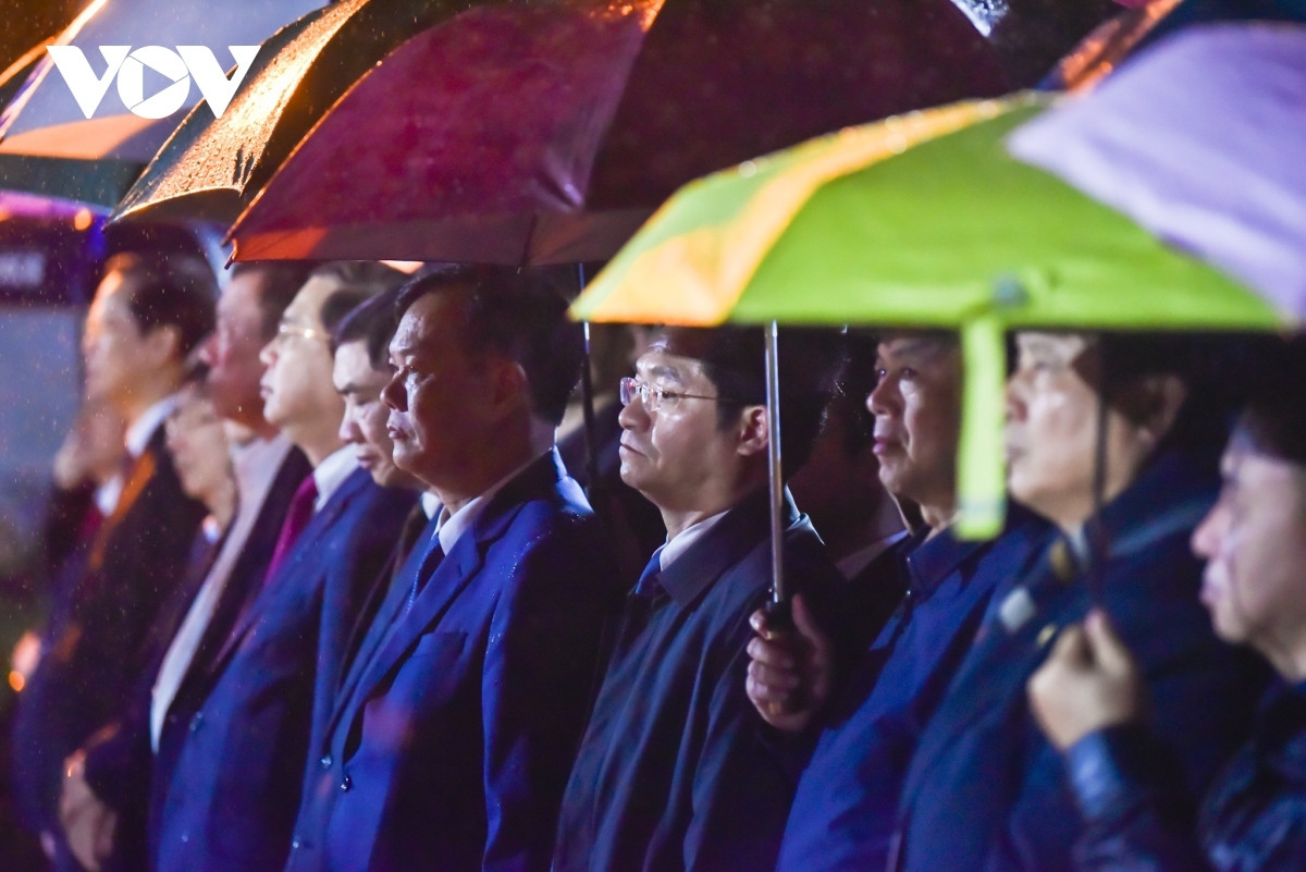 pilgrims line up through the night for tran temple s seal opening ceremony picture 3