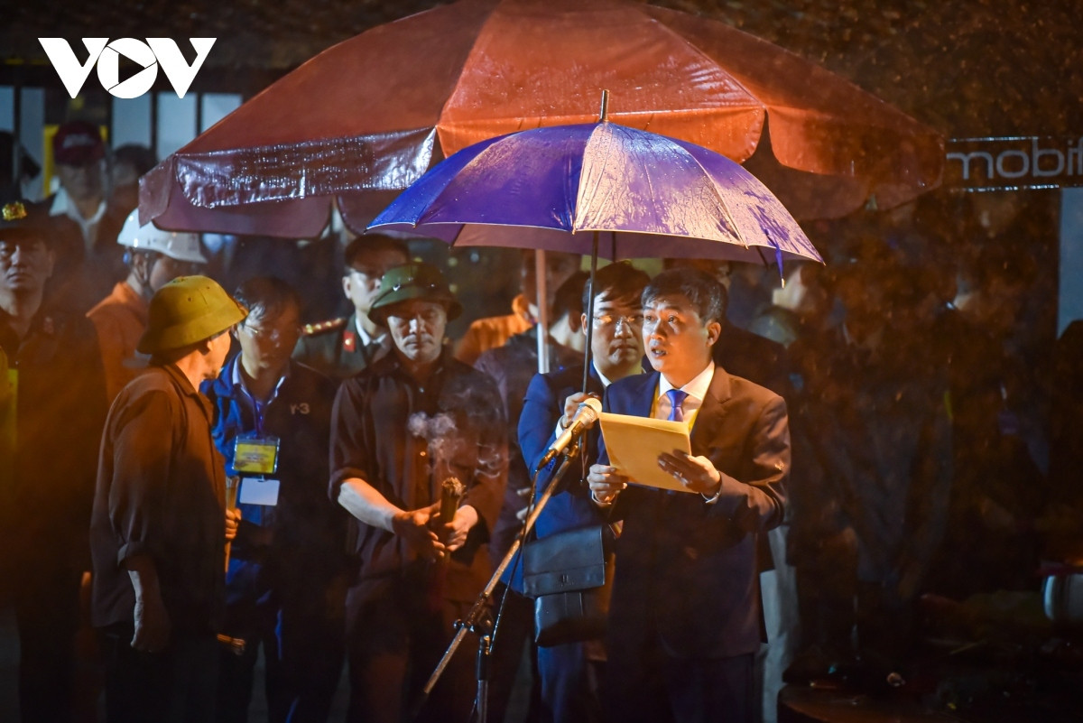 pilgrims line up through the night for tran temple s seal opening ceremony picture 4