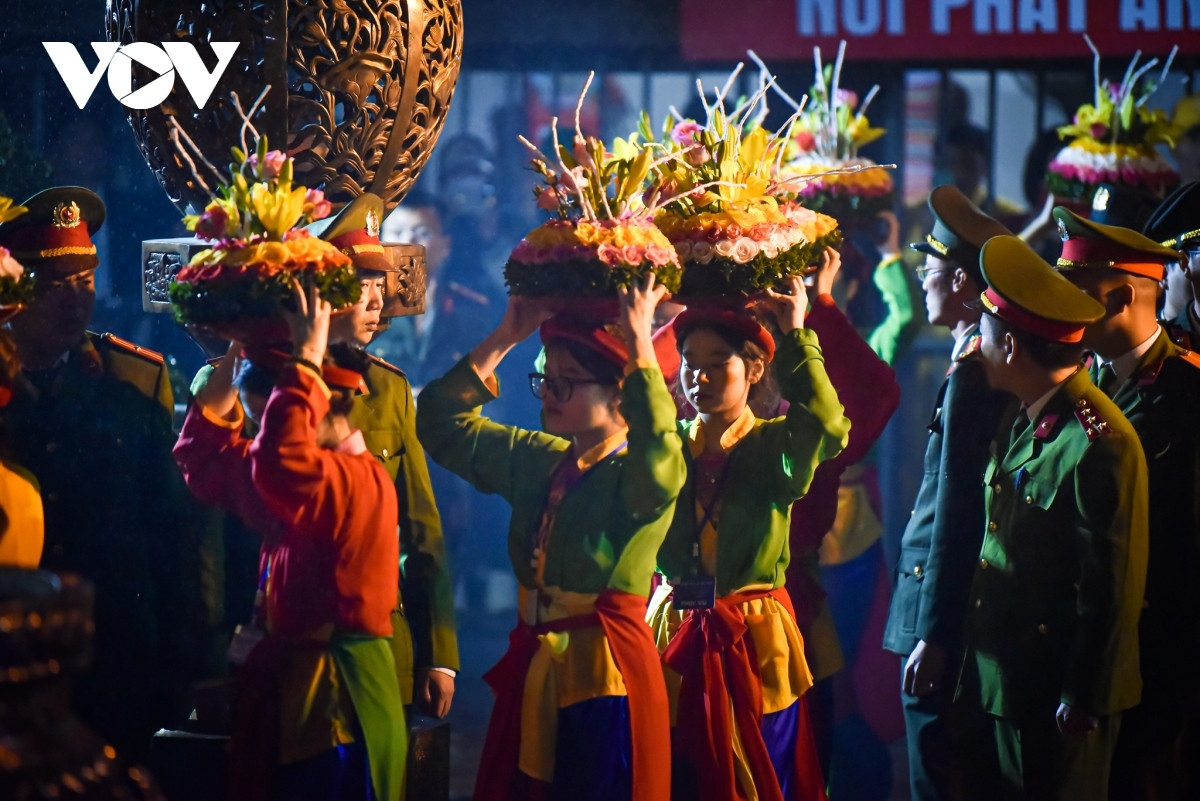 pilgrims line up through the night for tran temple s seal opening ceremony picture 5