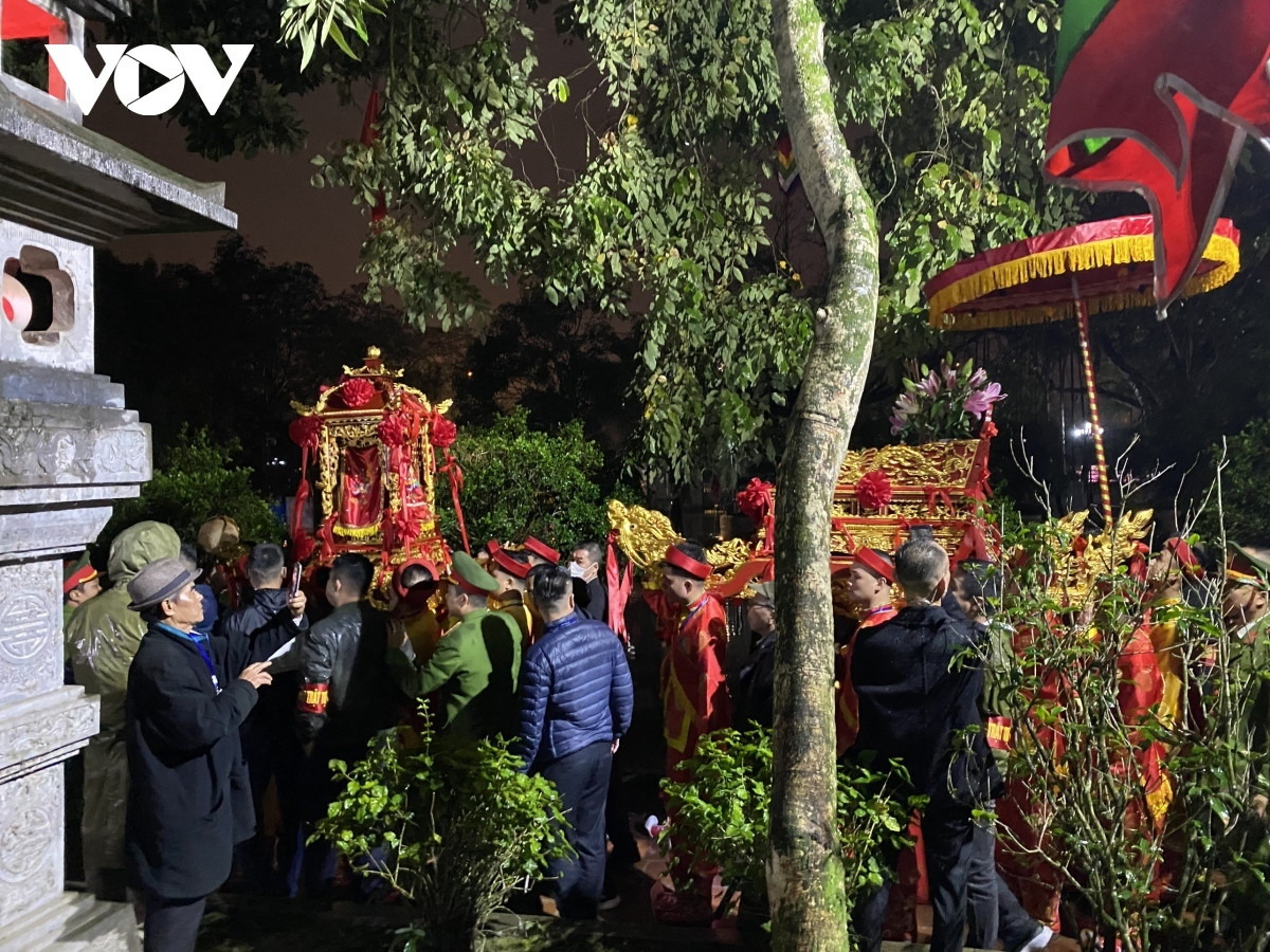 Pilgrims line up through the night for Tran temple’s seal opening ceremony