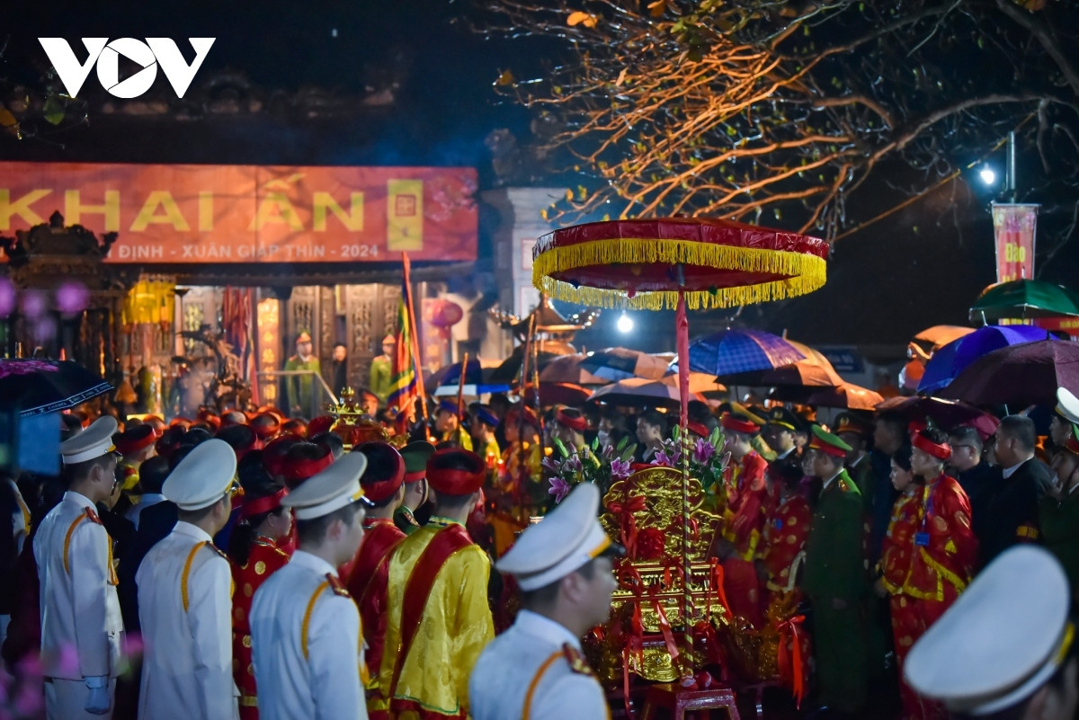 pilgrims line up through the night for tran temple s seal opening ceremony picture 8