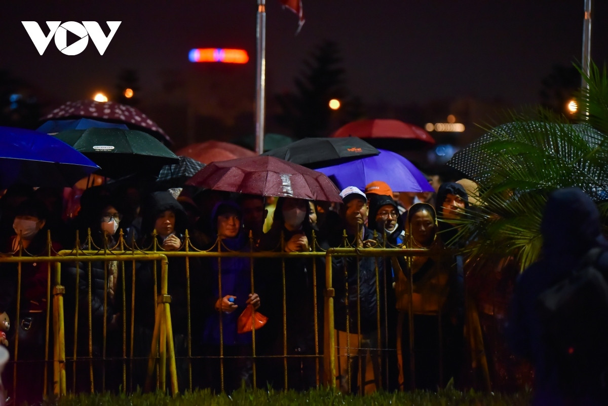 pilgrims line up through the night for tran temple s seal opening ceremony picture 9