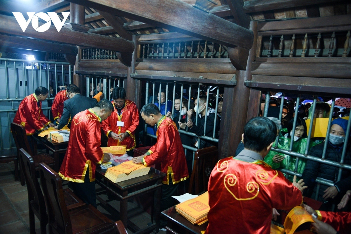 pilgrims line up through the night for tran temple s seal opening ceremony picture 10