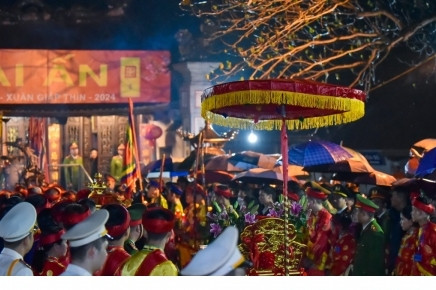 Pilgrims line up through the night for Tran temple’s seal opening ceremony