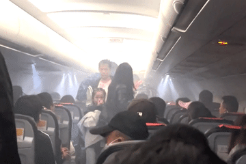 Pin sạc dự phòng nổ khiến hành khách hoảng loạn, máy bay hạ cánh khẩn cấp