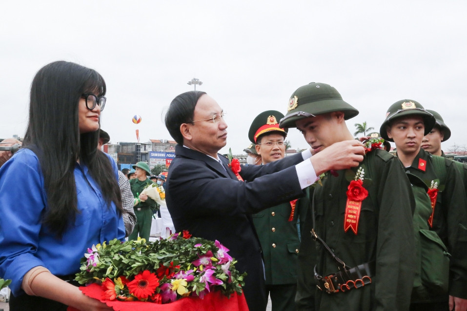 Tân binh tốt nghiệp đại học, cao đẳng tăng, nhiều 'bóng hồng' nhập ngũ