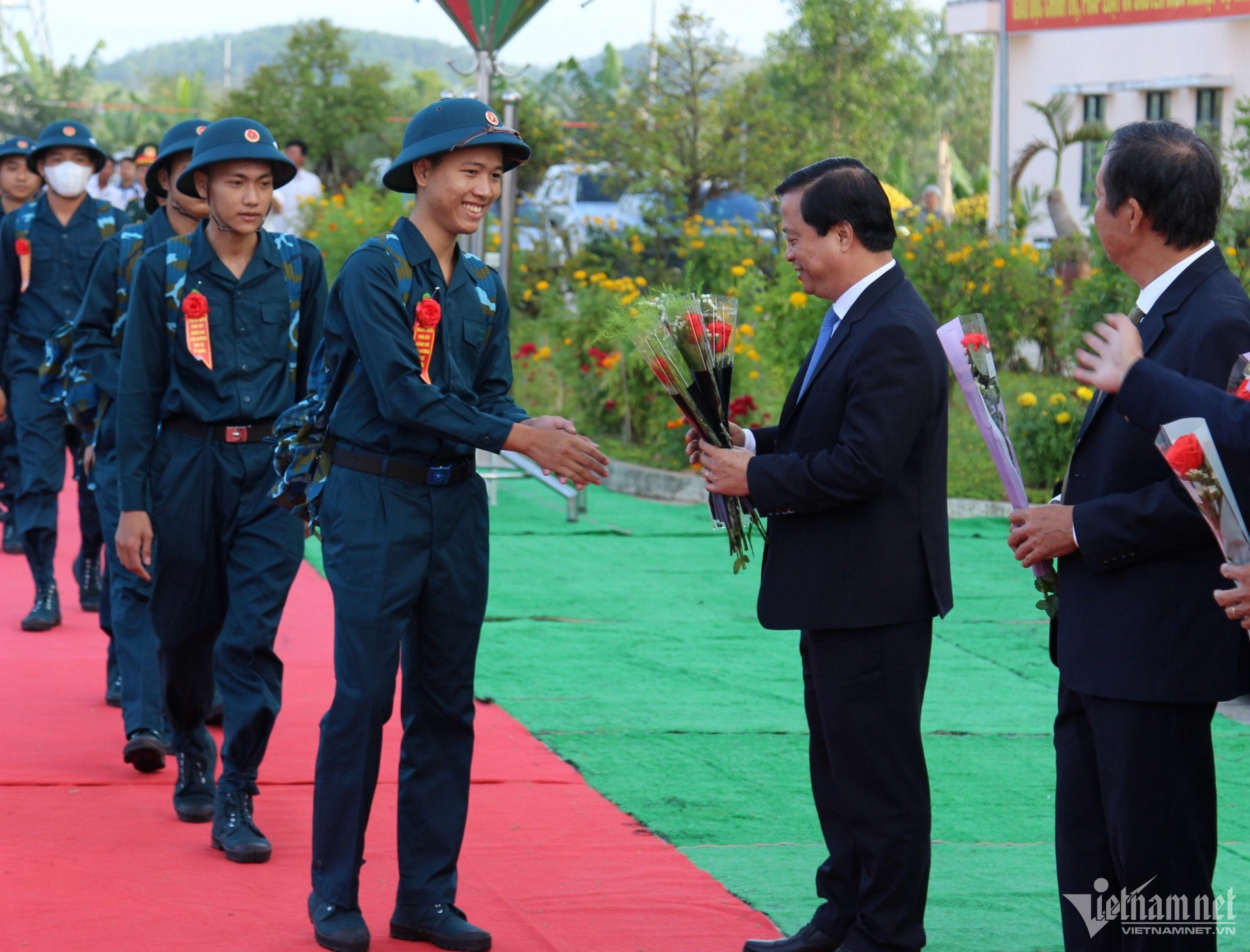 Lãnh đạo tỉnh Bình Định tặng hoa, động viên các thanh niên lên đường nhập ngũ. (Ảnh: Diễm Phúc)
