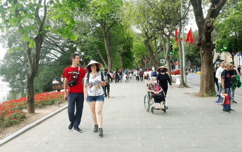 1visitors to hanoi.jpg