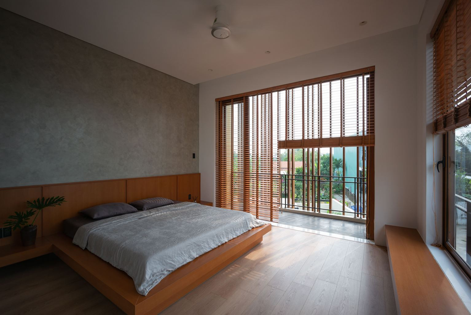 Phòng ngủ với nội thất được tối giản, thiết kế hai mặt thoáng, ban công rộng…