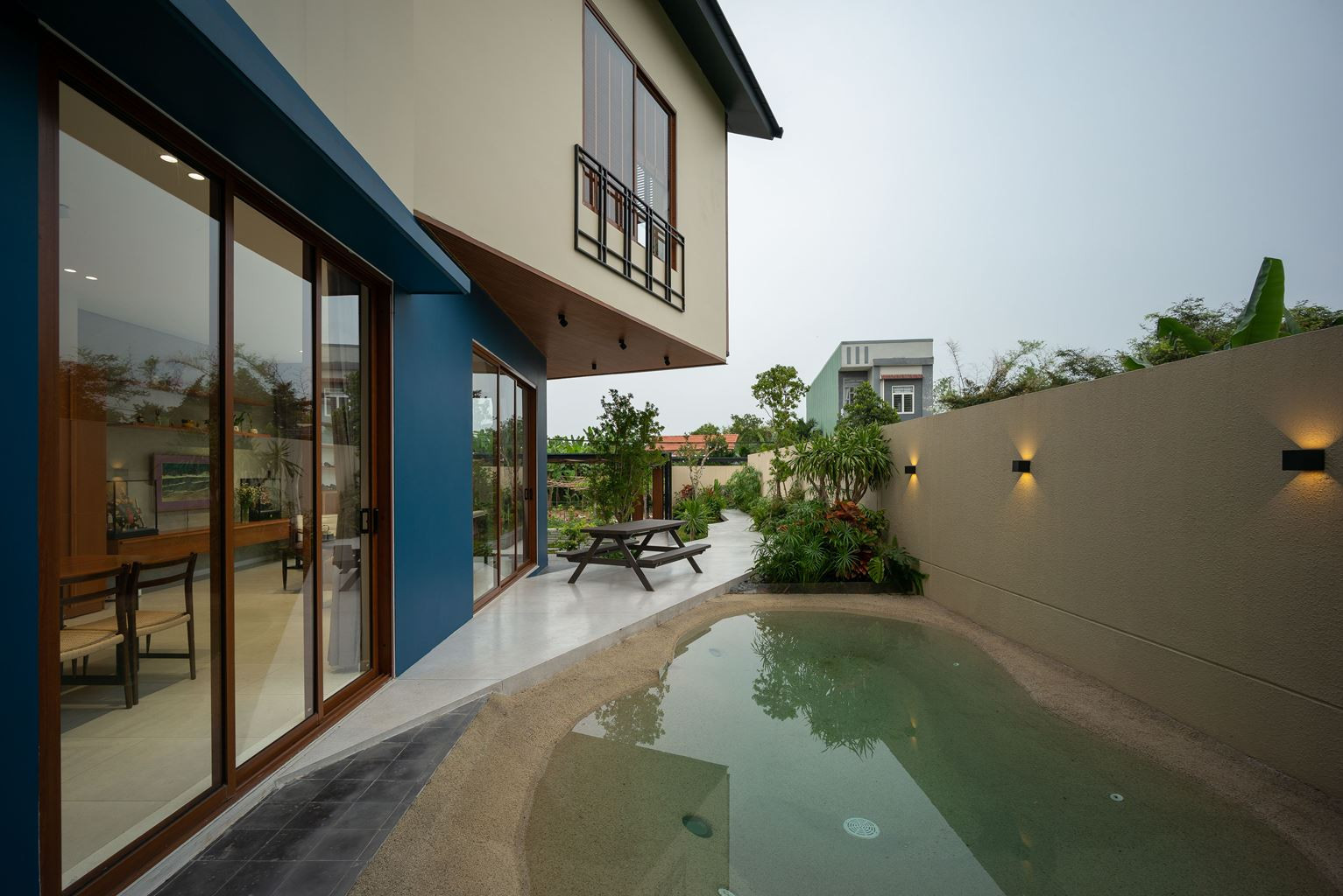 Các kiến trúc sư còn thiết kế một bể bơi nhỏ cho trẻ nhỏ; chiều sâu chỉ từ 70-80cm, được thiết kế theo phong cách tropical.