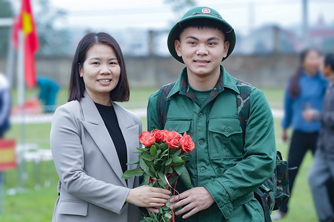 Cô giáo tặng hoa, dặn dò học trò cưng trước giờ lên đường nhập ngũ