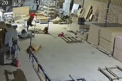 Công nhân hốt hoảng bỏ chạy khi trần nhà xưởng đổ sập