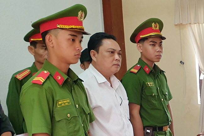 Đình chỉ chức vụ giám đốc văn phòng đăng ký đất đai tỉnh Hậu Giang