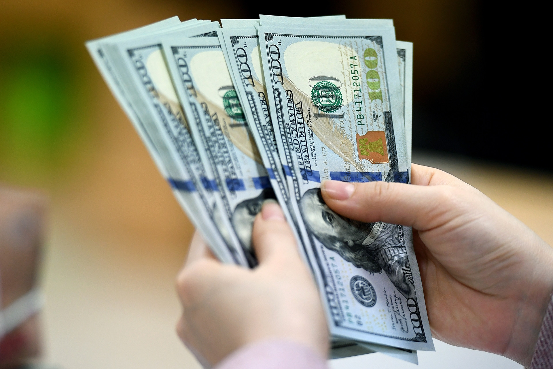 Giá USD ngân hàng tăng lên sát 25.000 đồng