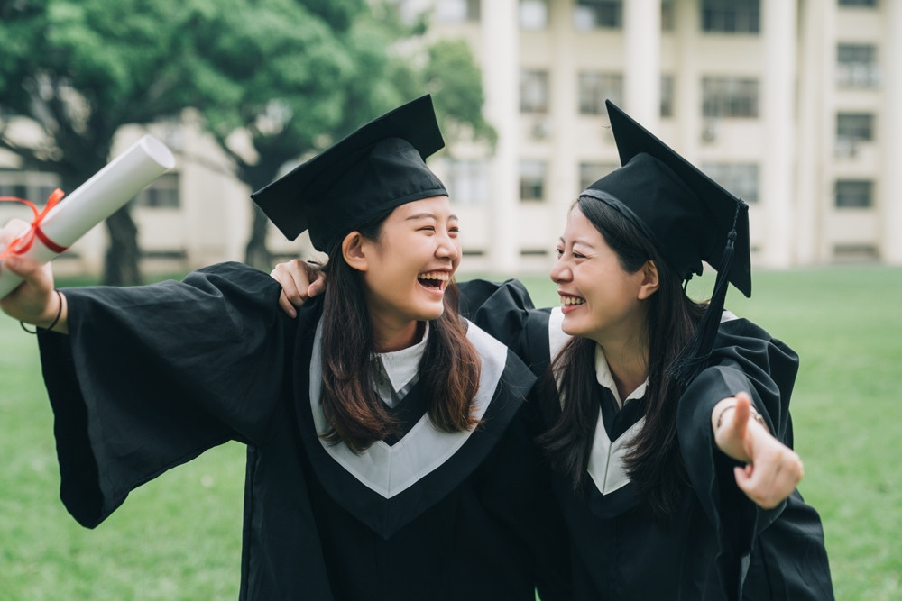 Giữa cơn bão tài chính, cha mẹ không ngại đầu tư giáo dục cho con