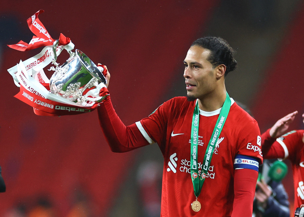 Khoảnh khắc HLV Jurgen Klopp nâng cúp cùng các học trò.jpg