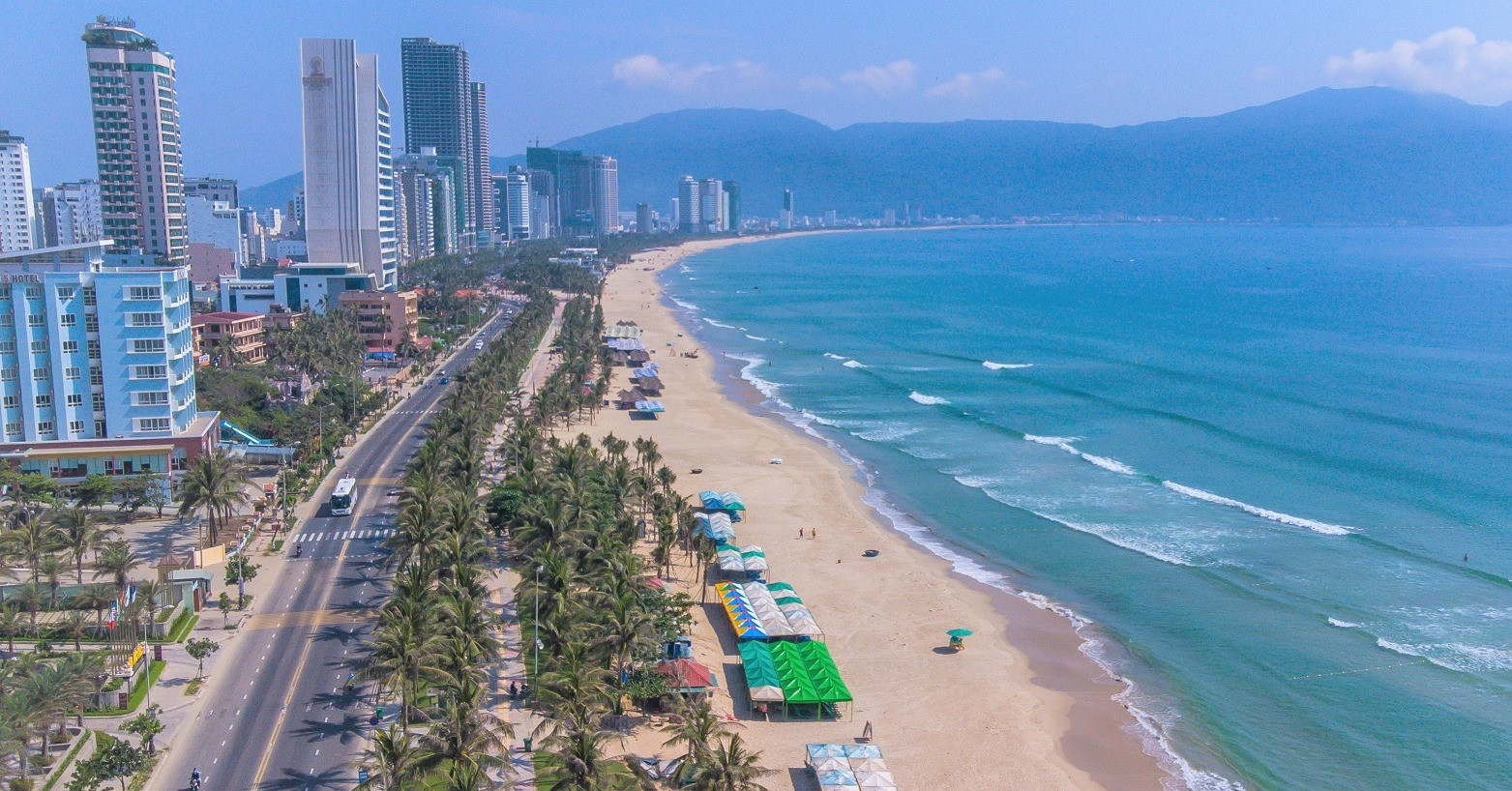 Ngắm bãi biển Mỹ Khê nổi tiếng ở Đà Nẵng lọt top đẹp nhất châu Á