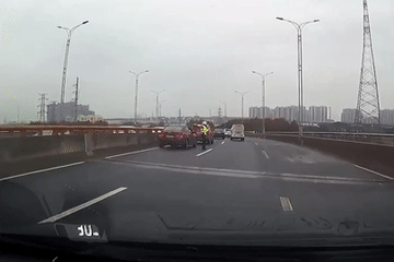 Ô tô mất lái đâm trúng cảnh sát giao thông đang làm nhiệm vụ trên cao tốc