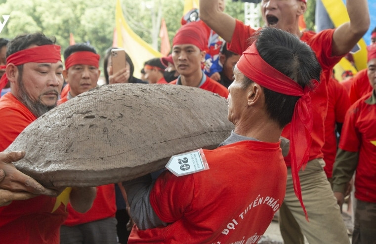 Over 200 makers join unique clay firecracker festival in Hai Duong