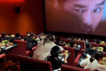 Trào lưu đến rạp 'vừa xem phim vừa ăn lẩu' thu hút giới trẻ ở Trung Quốc