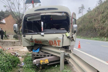 Xe khách tuyến Hà Nội - Lạng Sơn lao vào lan can bên đường, 6 người bị thương