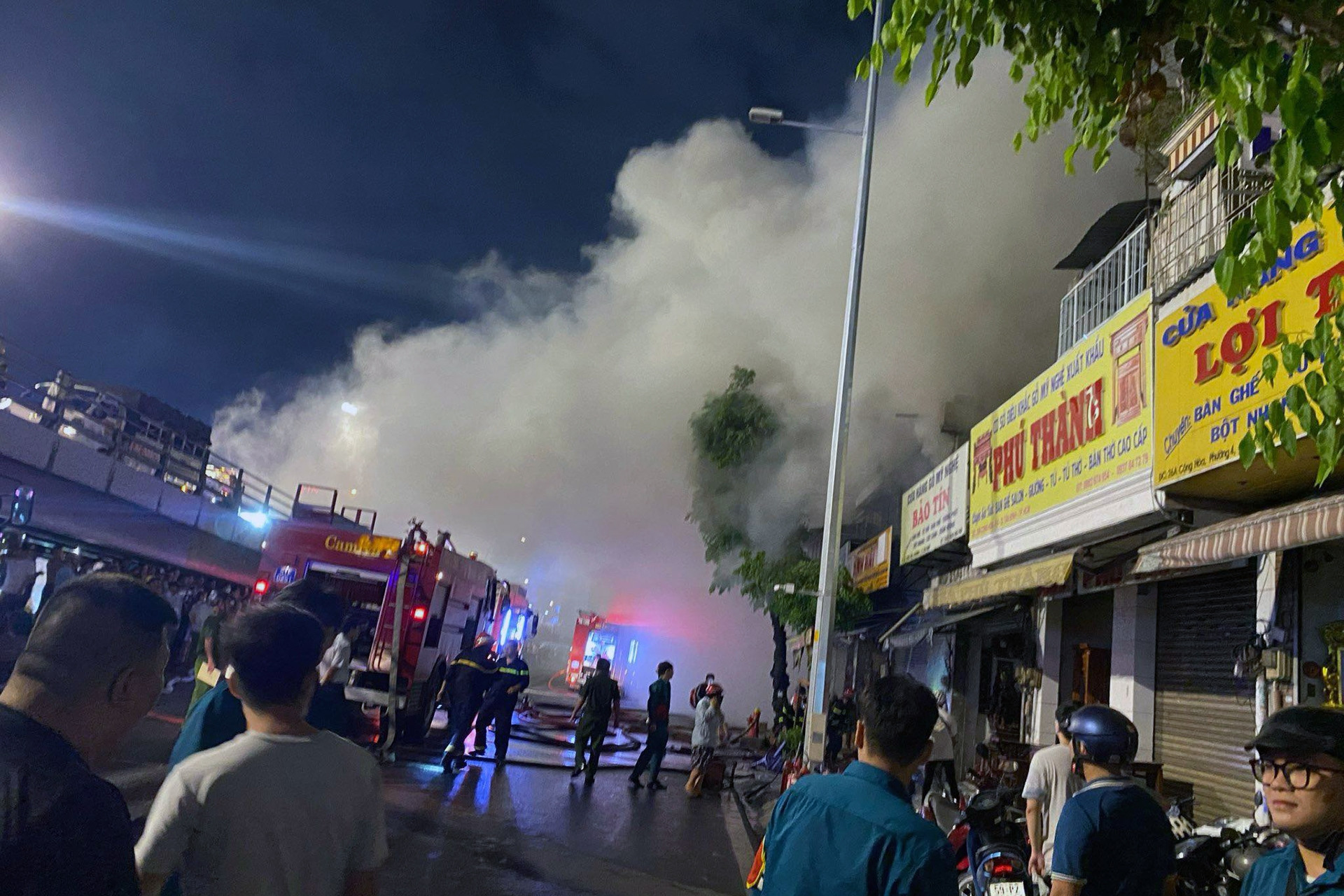  Cháy lớn ở cửa hàng đồ gỗ mỹ nghệ, cửa ngõ Tân Sơn Nhất ùn tắc nghiêm trọng 