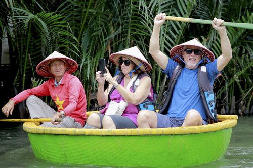 Du khách nối nhau đi thuyền thúng, rừng dừa Bảy Mẫu tắc nghẽn trên sông
