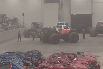 Hãi hùng cảnh xe tải 'quái vật' đâm trúng một nhân viên trong buổi biểu diễn