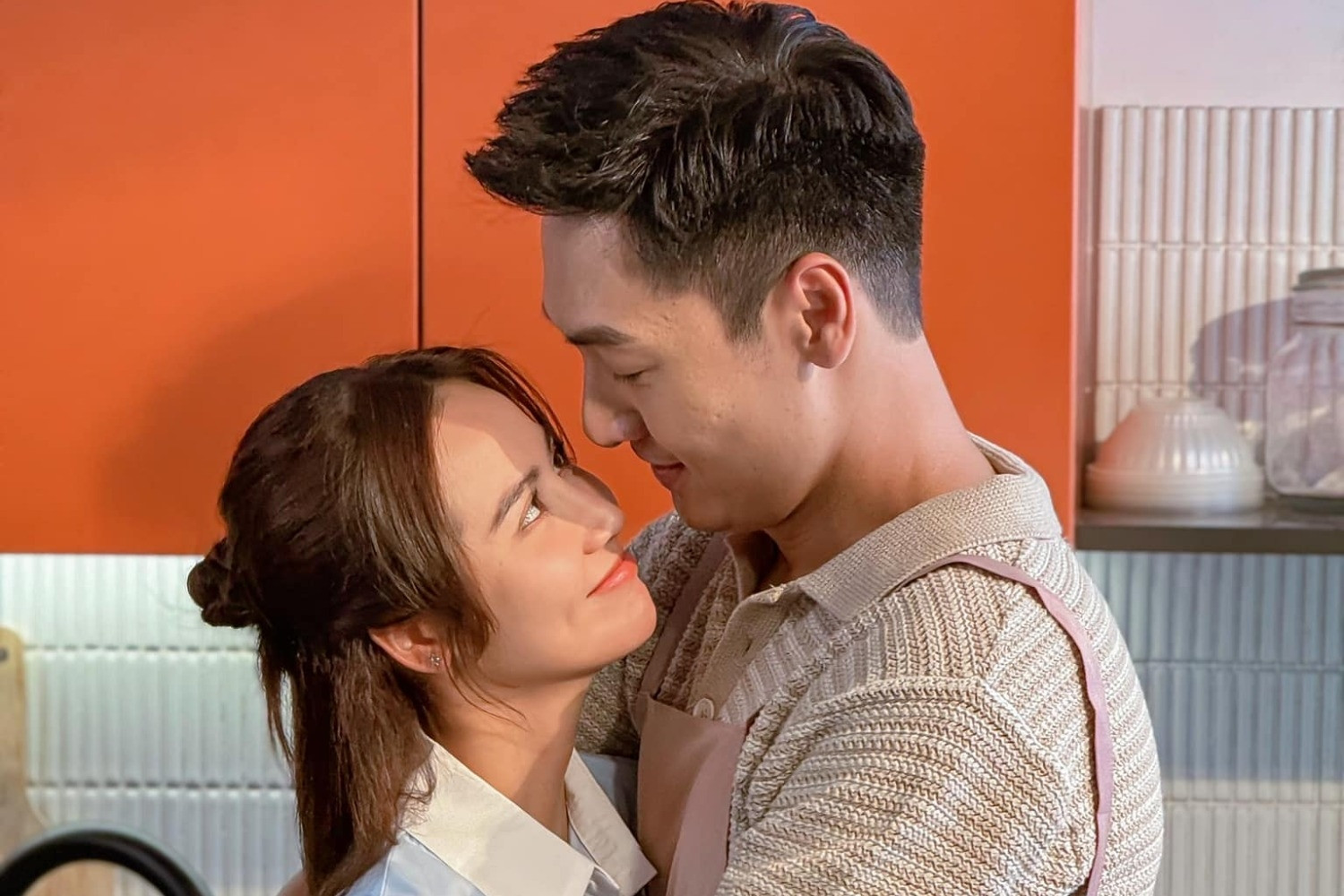 Huyền Lizzie tung clip tình tứ với Mạnh Trường khác xa trên phim