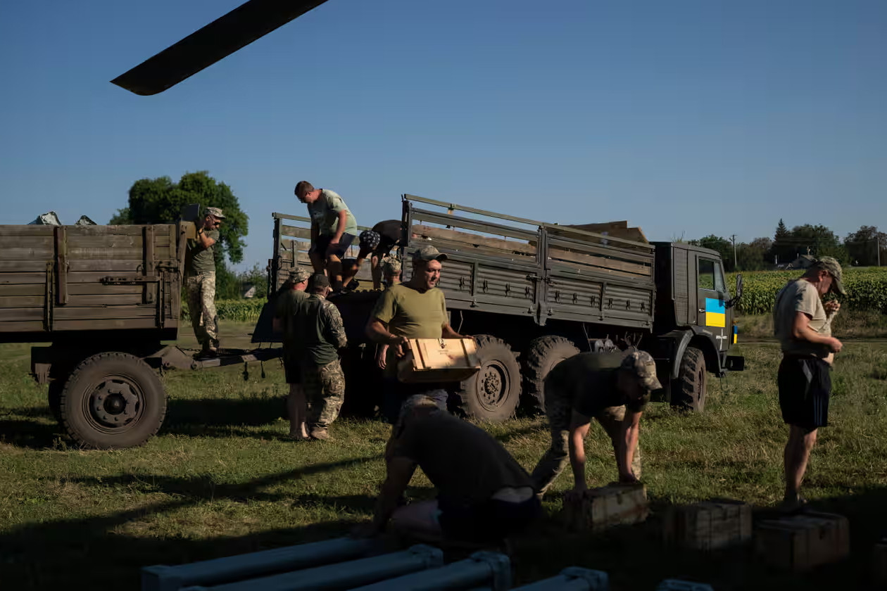 linh ukraine boc do dan phap.jpg