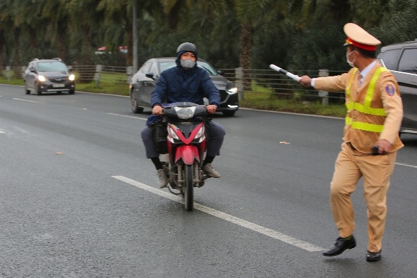 Tài xế xe máy đi vào Đại lộ Thăng Long: 'Bị phạt nửa tháng lương, tôi sợ rồi'