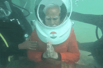 Video Thủ tướng Modi hành hương dưới biển gây 'bão' tại Ấn Độ