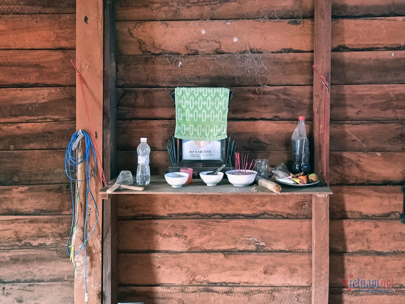 w khong dam nhin di anh con trai 4 1 35.jpg