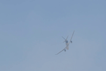 Xem máy bay Airbus A350-1000 trình diễn ngoạn mục trên bầu trời