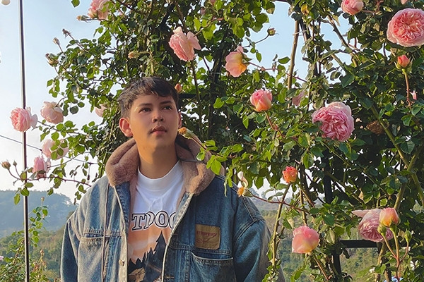 8X độc thân lên Đà Lạt dựng ngôi nhà trắng giữa vườn hồng đẹp như mơ