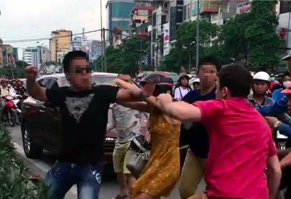 ẩu đả trên đường.jpg