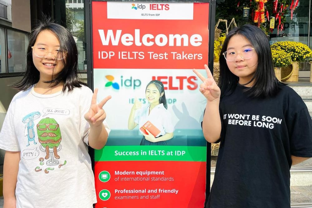 Chị em sinh đôi 11 tuổi cùng đạt IELTS 8.0