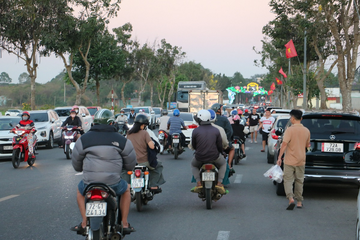 doc dao cho que giua canh dong lua 1.jpg