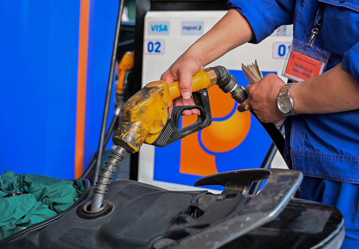 gia xang dau a nguyen hue.jpg