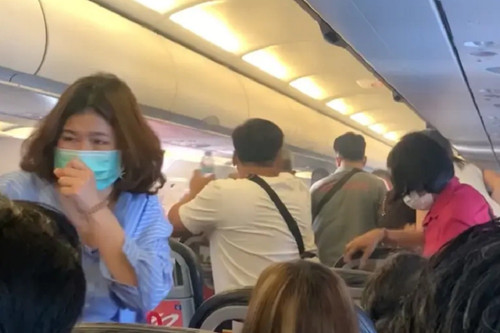Khoảnh khắc sạc dự phòng phát nổ trên máy bay AirAsia, hành khách hoảng loạn