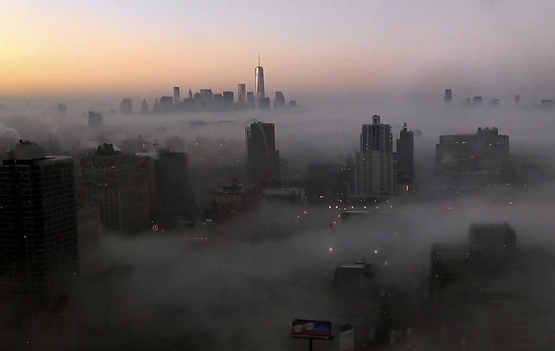 View - Sương mù dày đặc khiến New York như lơ lửng trên mây