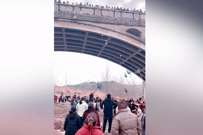 Nhiều người dân lao vào tranh nhau hứng tiền rơi từ trên cầu xuống
