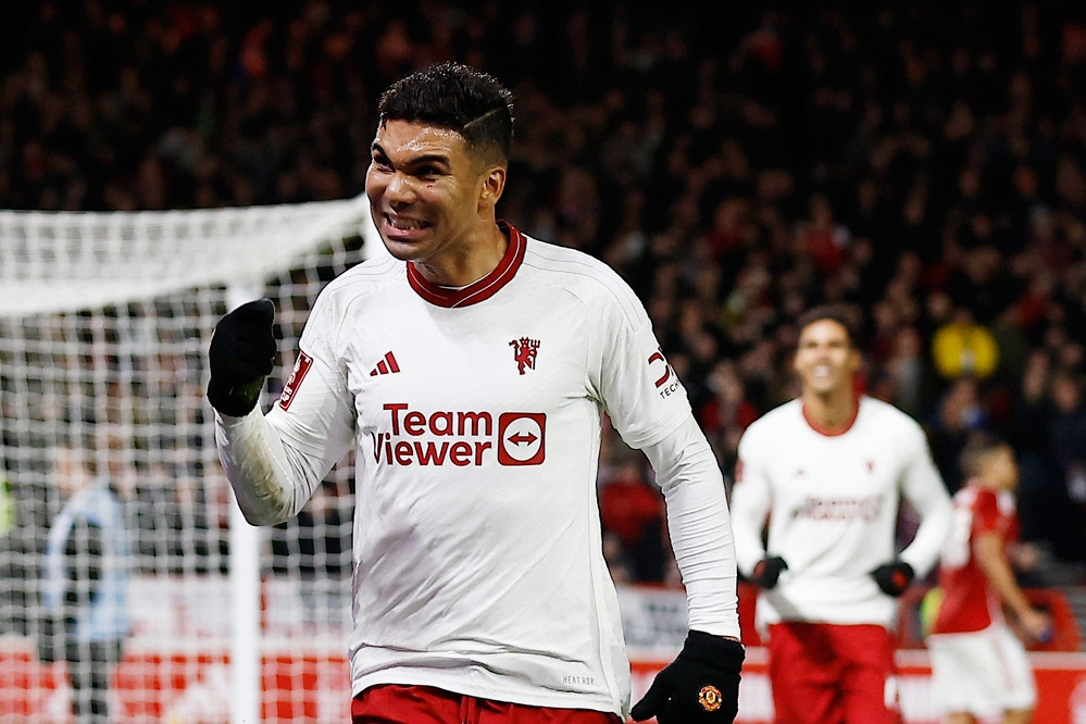 Casemiro ghi bàn nghẹt thở, MU đụng Liverpool ở tứ kết FA Cup